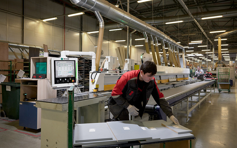 Преимущества такой технологии: термостойкость и влагостойкость, высокая ударопрочность и антивандальность, стабильность геометрии на протяжении всего срока службы.